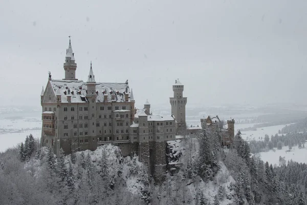Нойшванштайн замок в зимнее время. Фуссен. Германия . — стоковое фото
