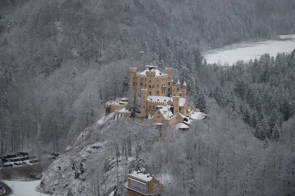 Замок Хоэншвангау в Баварских Альпах зимой. Германия . — стоковое фото