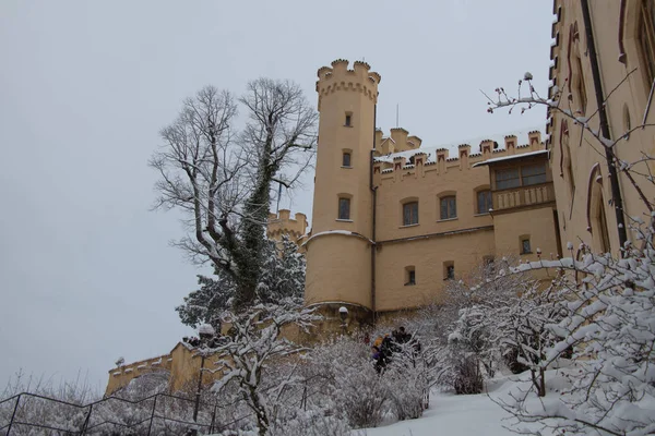 Nahaufnahme von Schloss Hohenschwangau in den bayerischen Alpen im Winter. Deutschland. — Stockfoto