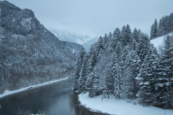 Kış zamanında Lech Nehri. Fussen. Almanya.