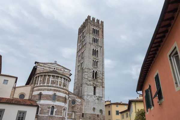 The back of San Frediano church. Lucca. Italy. — Stock Photo, Image