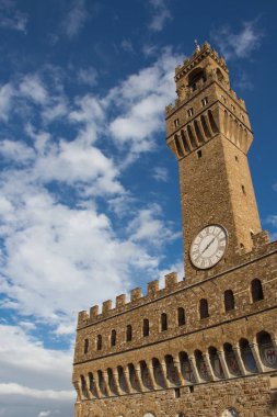 Saat Kulesi mavi gökyüzü ile eski sarayın parçası. Tuscany. İtalya.