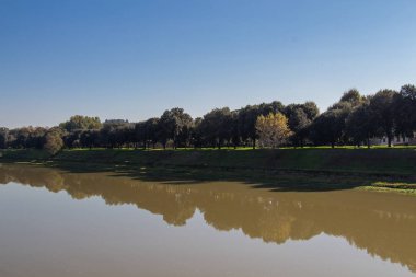 Arno Nehri setin güneşli bir günde. Florence. İtalya.