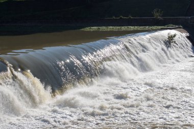 Arno Nehri, Cascade, set güneşli bir günde. Florence. İtalya.