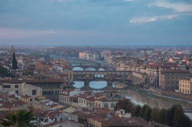 Floransa günbatımı ışıkta. Ponte Vecchio. Tuscany. İtalya.