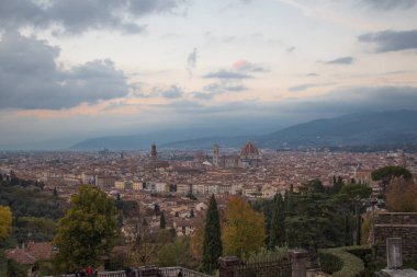 Floransa gün batımında. Basilica San Miniato al Monte görüntüleyin. Tuscany. İtalya.