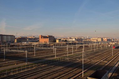 Demiryolları ve Binalar üzerinde backgroung. Lingotto. Piedmont. İtalya.