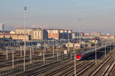 Tipik bina ve zemin üzerine muontains ile Demiryolları tren. Lingotto bölgesi. Turin. İtalya.