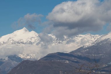 Karlı dağ massif Val di Susa içinde. Piedmont. İtalya
