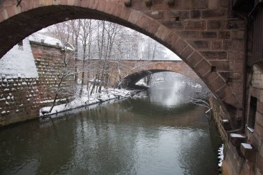 Pegnitz Nehri üzerindeki köprüler içinde kış saati kanal. Nürnberg. Bavyera. Almanya.