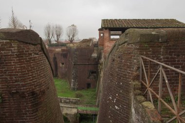 Tuğla duvarlar ve hendek çevresinde Medici kale, Santa Barbara. Pistoia. Tuscany. İtalya.