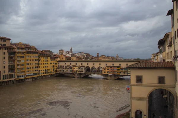 Río Arno y Ponte Vecchio después de la lluvia. Florencia. Italia . — Foto de Stock