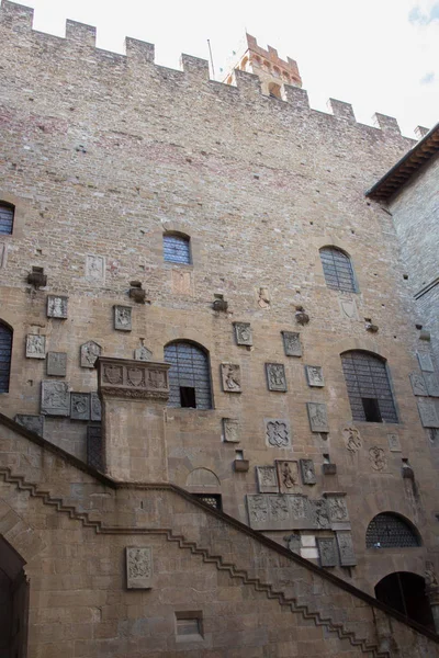 Courtyard in the Museo Nazionale del Bargello. Florence. Italy. — Stock Photo, Image