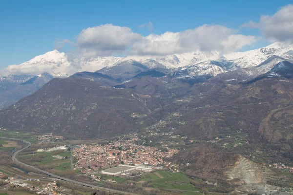 Val di Susa com suas aldeias e Alpes nevados no fundo. Piemonte. Itália — Fotografia de Stock