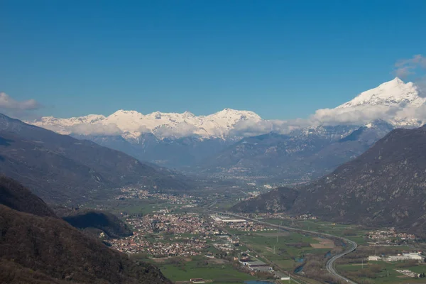 Val di Susa com suas aldeias e Alpes nevados no fundo. Piemonte. Itália — Fotografia de Stock
