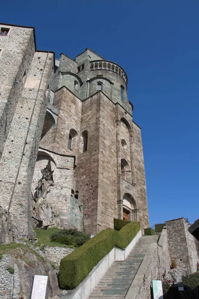 Gevel van Saint Michaels Abbey in Val di Susa. Piemonte. Italië. — Stockfoto