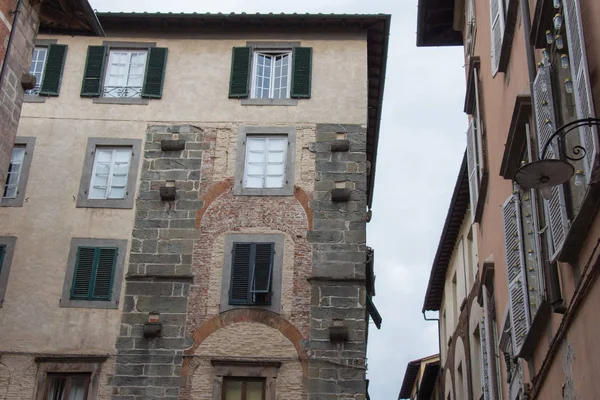 Fragmento de edificio antiguo en Lucca. Italia . — Foto de Stock