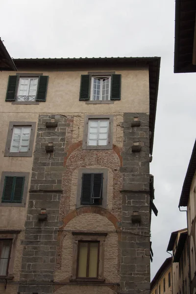 Fragmento de edificio antiguo en Lucca. Italia . — Foto de Stock