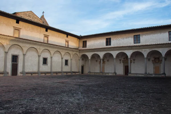 Floransa Charterhouse kilise ön avlusu. Certosa di Galluzzo di Firenze. İtalya. — Stok fotoğraf