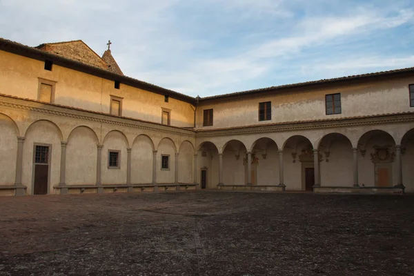 Patio delantero de la iglesia de Florencia Charterhouse. Certosa di Galluzzo di Firenze. Italia . — Foto de Stock