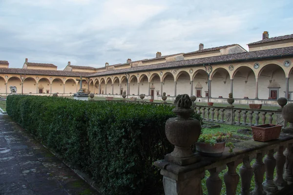 Vnitřní nádvoří Florencie Charterhouse církve. Certosa di Galluzzo di Firenze. Itálie. — Stock fotografie
