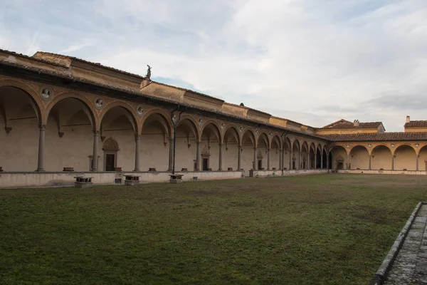 Patio interior de la iglesia de Florencia Charterhouse. Certosa di Galluzzo di Firenze. Italia . — Foto de Stock