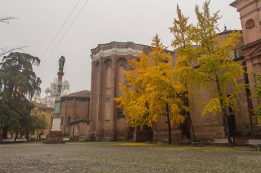 Yan görünüm Basilica San Domenico - tarihsel Dominik Kilisesi, Bologna, İtalya.