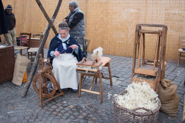 Knitter vrouwen. Ambachtslieden markt in Bologna. Toscane, Italië. — Stockfoto