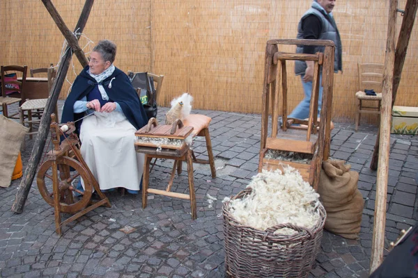 Knitter vrouwen. Ambachtslieden markt in Bologna. Toscane, Italië. — Stockfoto