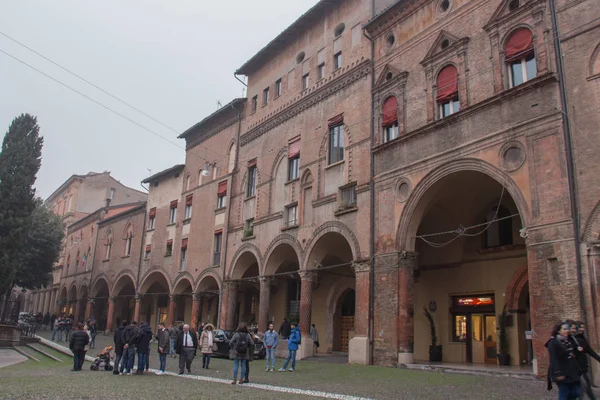 Budovy na Piazza Santo Stefano. Boloňa, Emilia Romagna, Itálie. — Stock fotografie