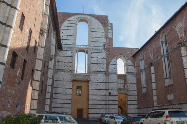 Onvolledige gevel van de geplande Duomo nuovo of Facciatone. Siena. Toscane Italië. — Stockfoto
