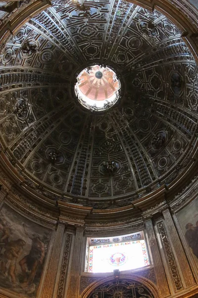 Binnenaanzicht van de koepel van de Dom van Siena. Metropolitan kathedraal van Santa Maria Assunta. Tuscany. Italië. — Stockfoto