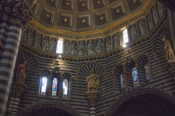 Interieur van de Duomo di Siena. Metropolitan kathedraal van Santa Maria Assunta. Tuscany. Italië. — Stockfoto