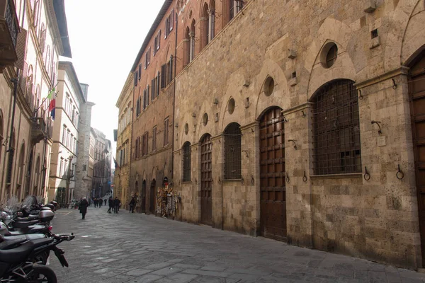 Typická ulice Siena, Toskánsko, Itálie. — Stock fotografie