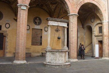 Eski kuyunun sloganıyla Micat Vertice avluda, Palazzo Chigi-Saracini, Siena, Toskana, İtalya.