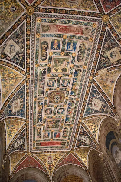 Frescos de techo en la biblioteca Piccolomini de la Catedral de Siena. Duomo, Siena, Toscana, Italia . — Foto de Stock