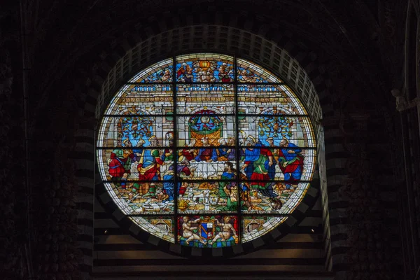 Vitrážové okno od Duomo di Siena. Metropolitní Katedrála Santa Maria Assunta. Toskánsko. Itálie. — Stock fotografie