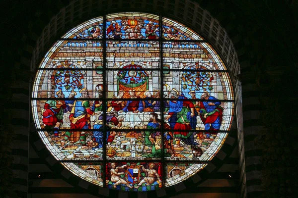Vitrážové okno od Duomo di Siena. Metropolitní Katedrála Santa Maria Assunta. Toskánsko. Itálie. — Stock fotografie
