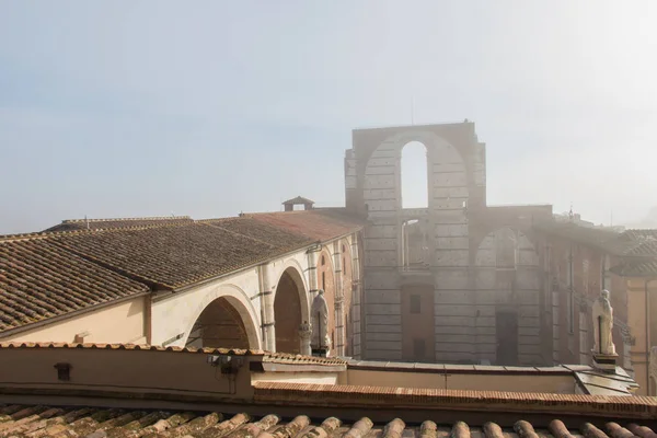 Toiture carrelée et façade incomplète du projet Duomo nuovo ou Facciatone dans le brouillard. Sienne. Toscane Italie . — Photo