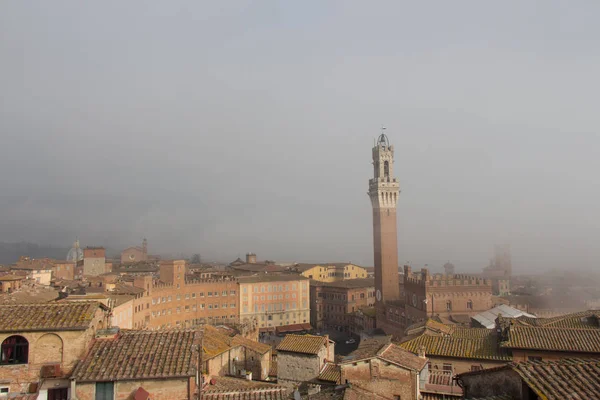 Torre del Mangia en Piazza del Campo en niebla. Toscana, Italia . — Foto de Stock
