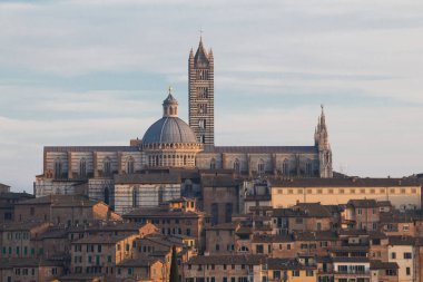 Kuzey manzara Duomo di Siena veya Büyükşehir Katedrali Santa Maria Assunta. Tuscany. İtalya.