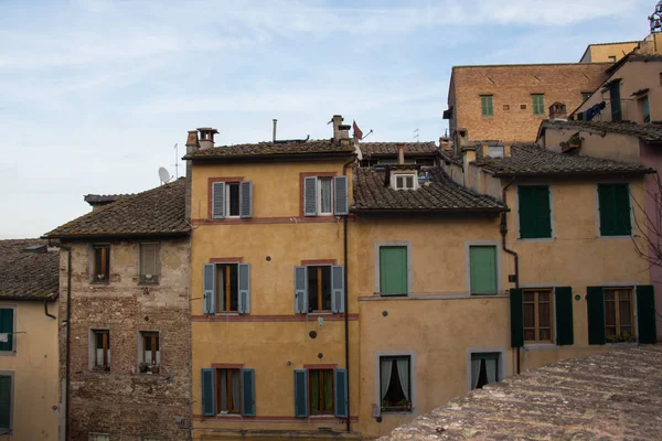 Vieux bâtiments étroits à Sienne, Toscane, Italie . — Photo