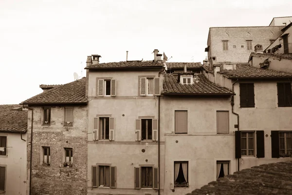 Vieux bâtiments étroits à Sienne, Toscane, Italie. Vieil effet polaire . — Photo