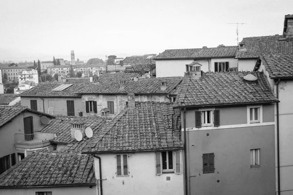 Vieux bâtiments étroits à Sienne, Toscane, Italie. Noir et blanc . — Photo