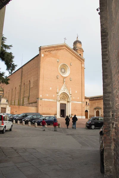 Basilica di San Francesco in Siena. Toscane, Italië. — Stockfoto