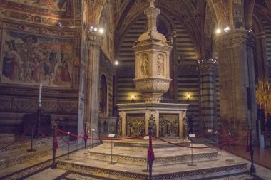 Siena vaftizhane, fontta Mermer Tapınak ve heykelin Jacopo della Quercia, panel Ghiberti ve Donatello imanla tarafından. Toskana, İtalya.