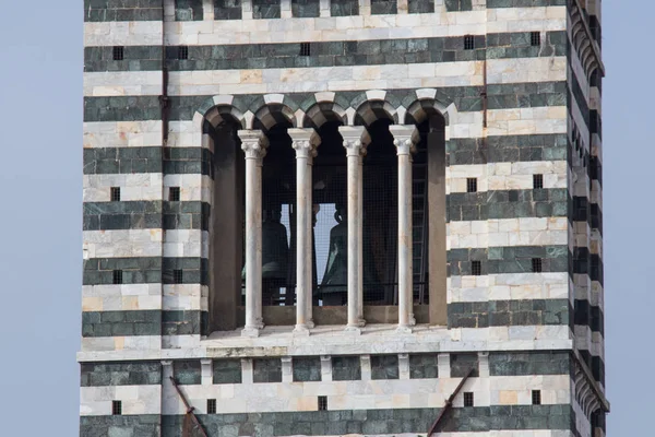 Close up of Bell tower of Duomo di Siena. The view of Romanesque stylistic patterns on Campanile. Tuscany, Italy. — Stock Photo, Image