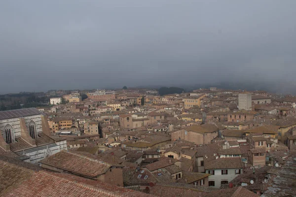 Paisaje urbano de Siena con espesa niebla sobre fondo. Toscana, Italia . — Foto de Stock
