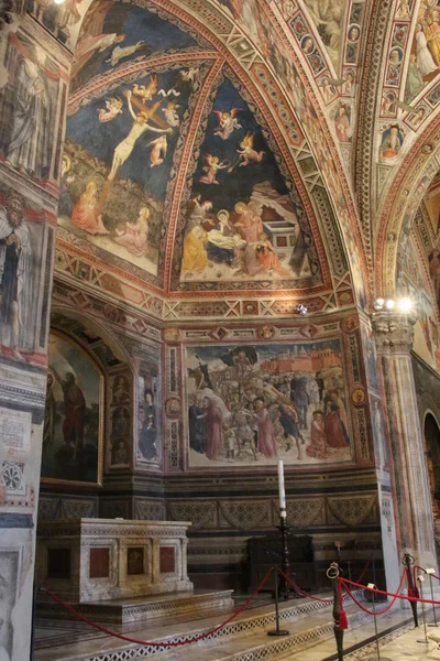 Vista interna del Battistero di San Giovanni a Siena, affreschi su pareti e soffitto. Toscana, Italia . — Foto Stock