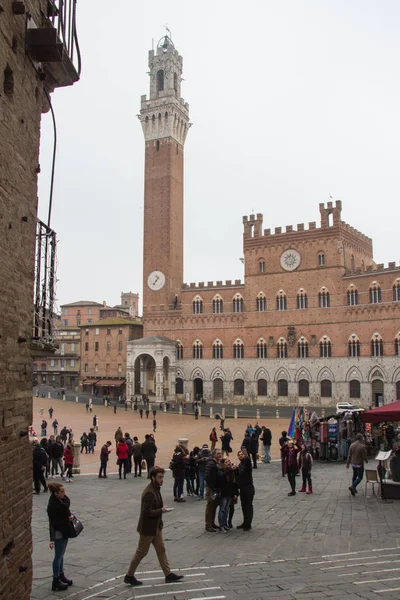 Torre del Mangia na Piazza del Campo. Siena, Toskánsko, Itálie. — Stock fotografie